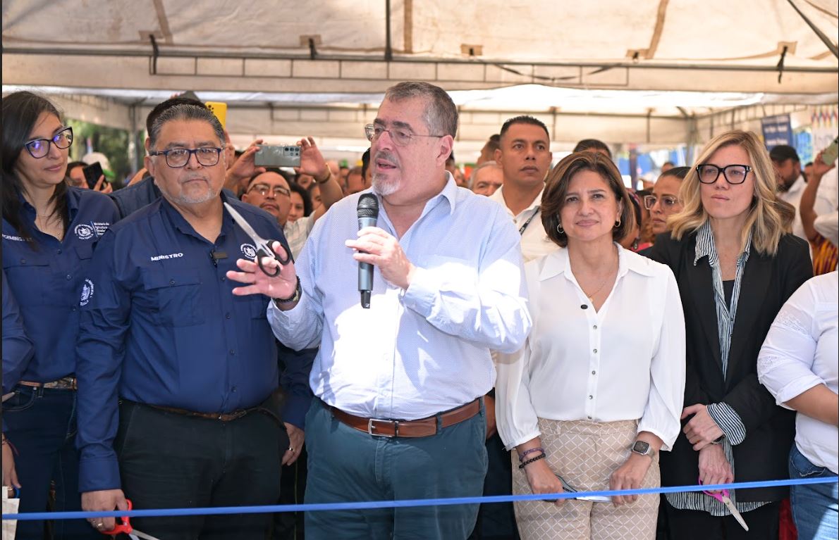 El Presidente y la Vicepresidenta en inauguración de la Feria del Agricultor.