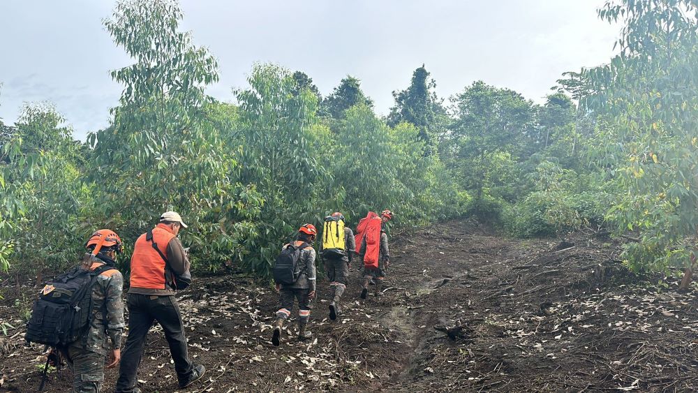 Integrantes de la Brigada de Ayuda Humanitaria y de Rescate del Ejército participan en la búsqueda de ocupantes de aeronave desaparecida.