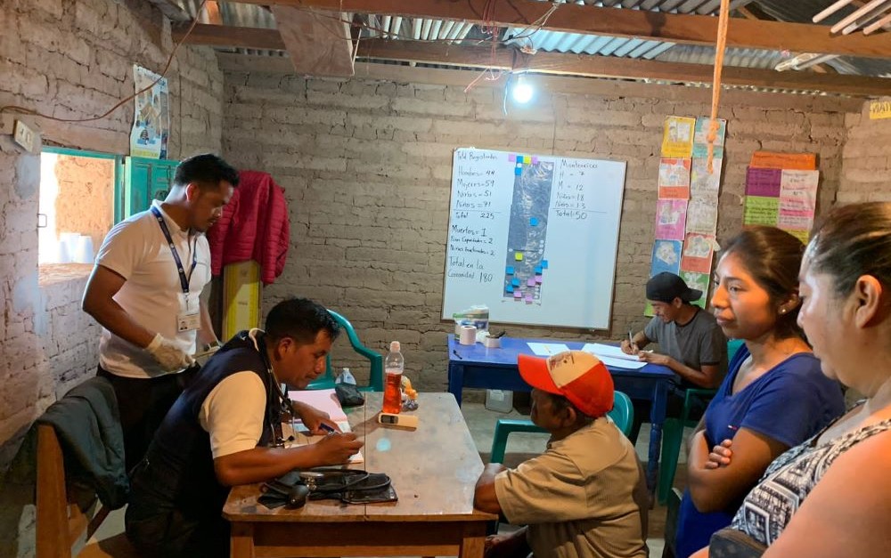 Salubristas brindan atención a personas mexicanas que buscaron albergue en Cuilco, Huehuetenango.