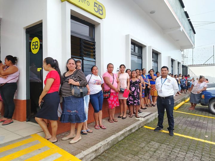 Mides entrega Bono Social a familias de San Martín Zapotitlán, Retalhuleu