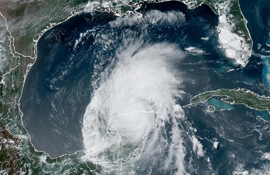 Beryl se degradó a tormenta tropical a su paso por la Península de Yucatán y amenaza con llegar a las costas de Texas, EE. UU. /Foto: EFE-NOAA