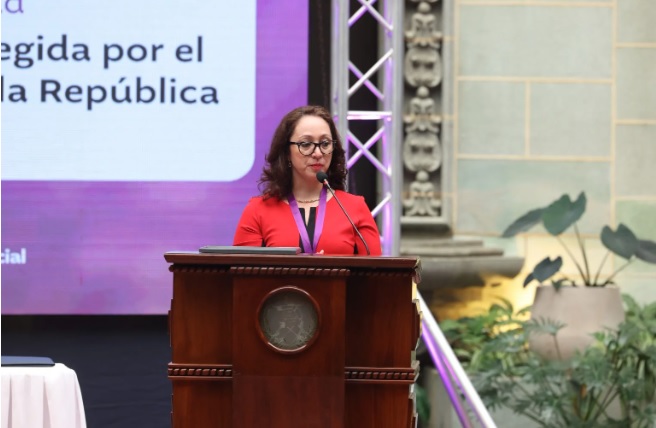 La exfiscal anticorrupción Virginia Laparra, quien anunció su salida al exilio, recibió en marzo un reconocimiento a Laparra, por su excelencia laboral.