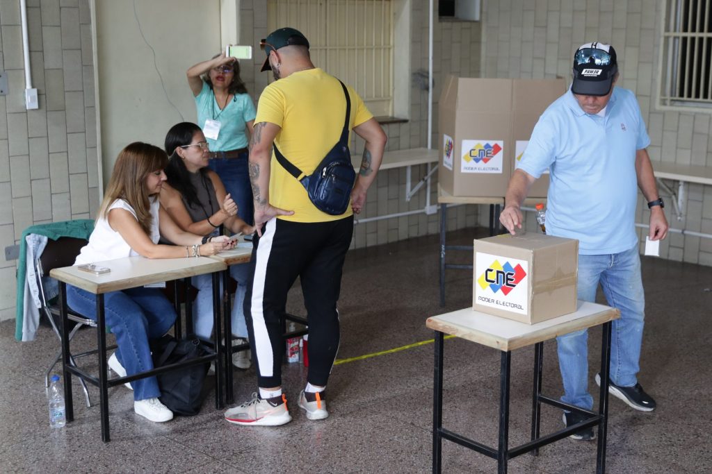 Comienzan a cerrar los centros de votación activados para las presidenciales de Venezuela