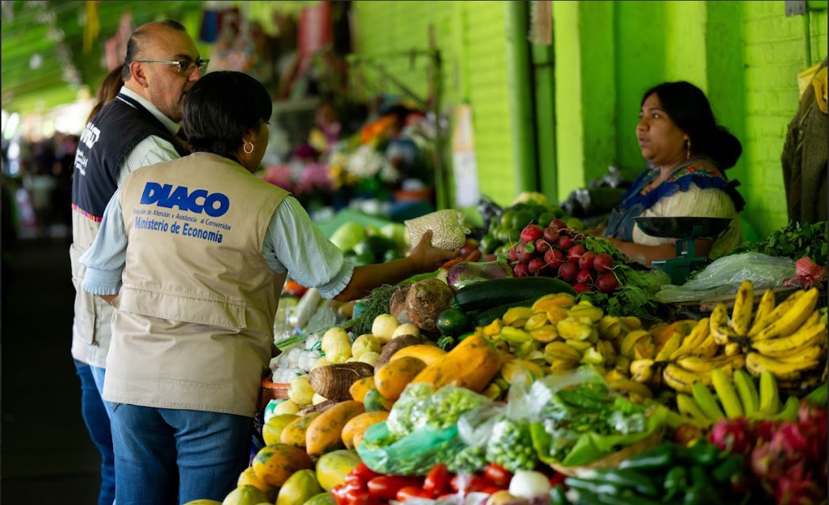 Verificaicón de precios en mercados por parte de la Diaco.