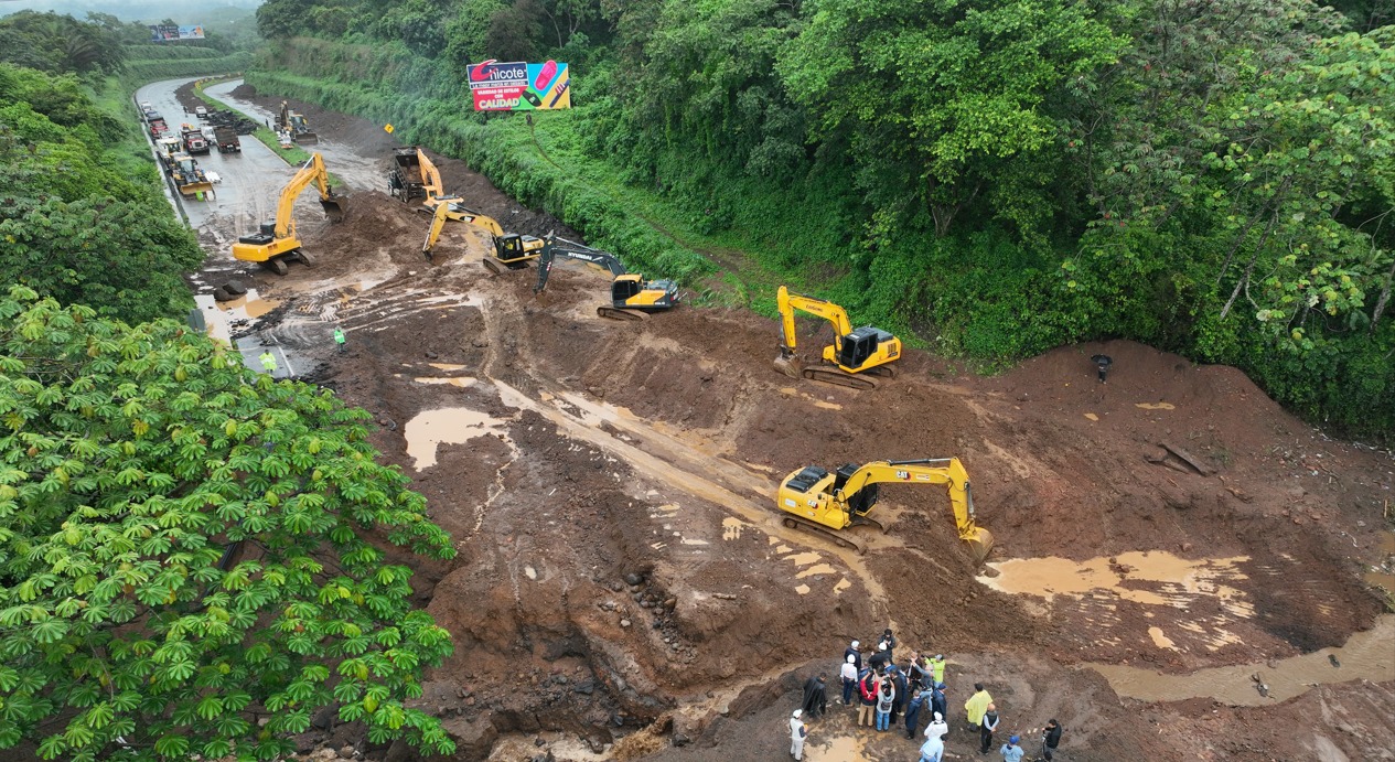 Hundimiento por lluvias en tramo Palín-Escuintla. /Foto: SCSP
