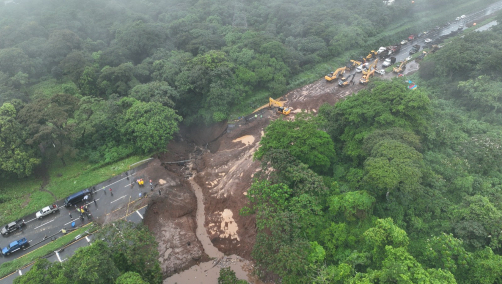 Hundimiento en autopista Palín-Escuintla continúan en trabajos de reparación. /Foto: Alex Salazar.