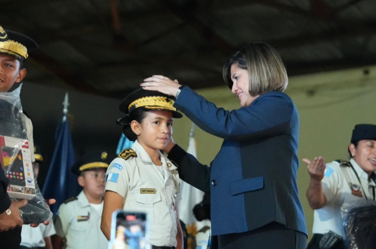Vicepresidenta Karin Herrera participó en la elección de la Niña Directora de la PNC. /Foto: Vicepresidencia de la República.