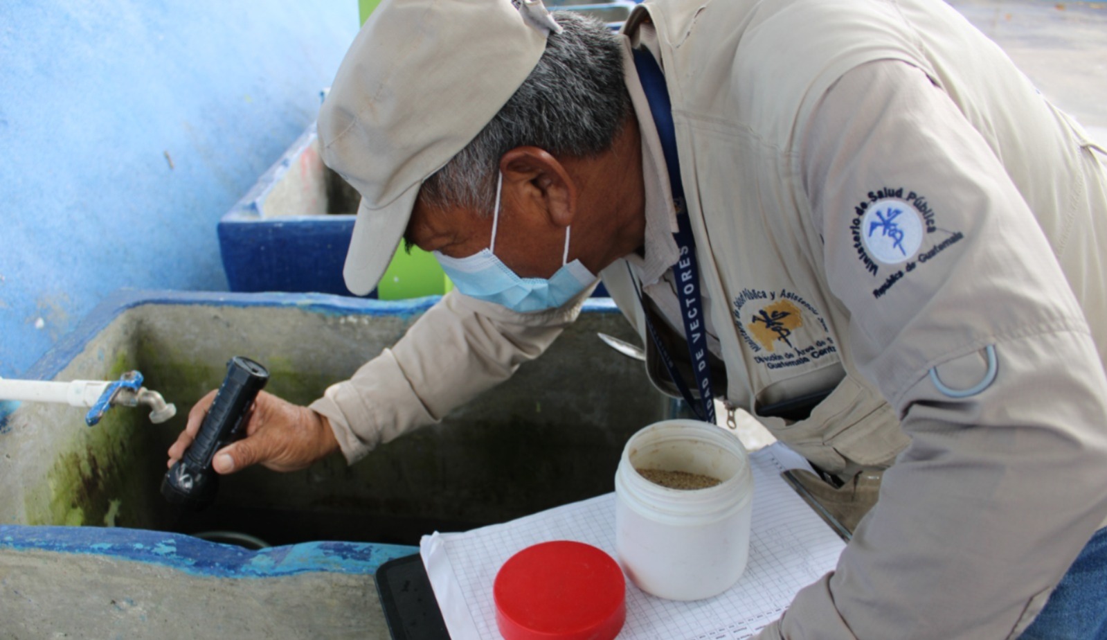 Personal de salud inspeccionó hogares y apoyó con fumigaciones para eliminar el dengue. /Foto: MSPAS.