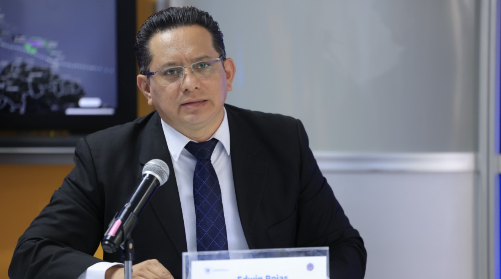 El director del Insivumeh explica la afección de las lluvias en áreas donde hubo incendios. /Foto: Gilber García.