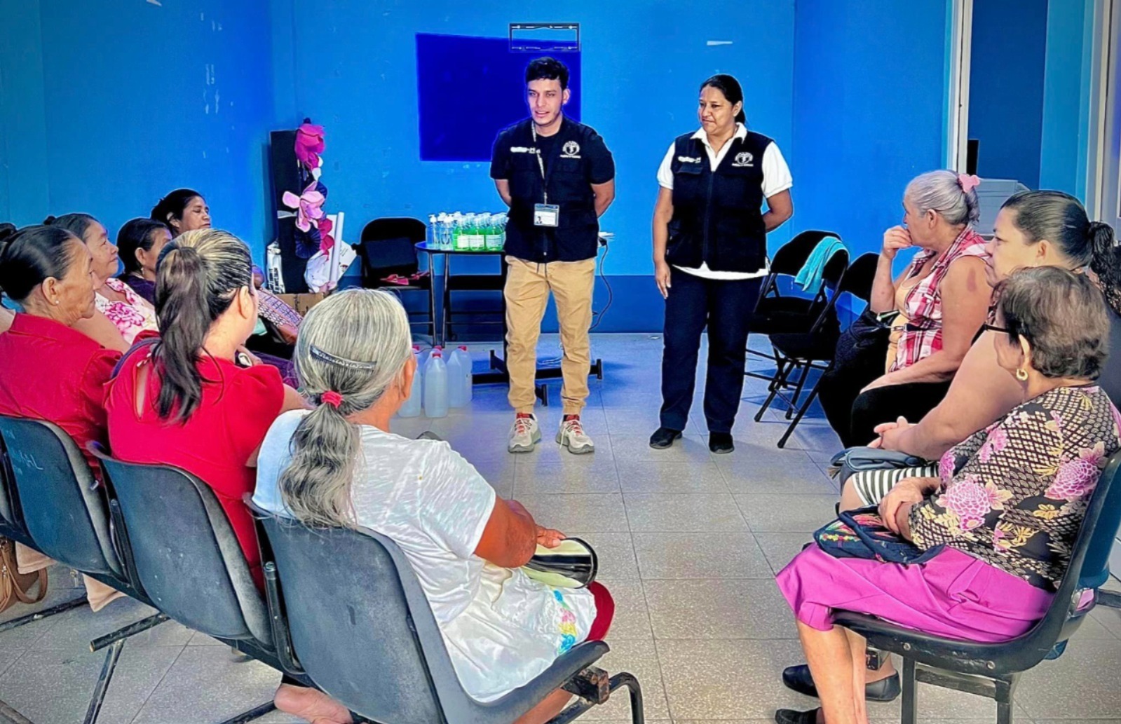 Comadronas conocieron medidas de prevención del dengue. /Foto: MSPAS.