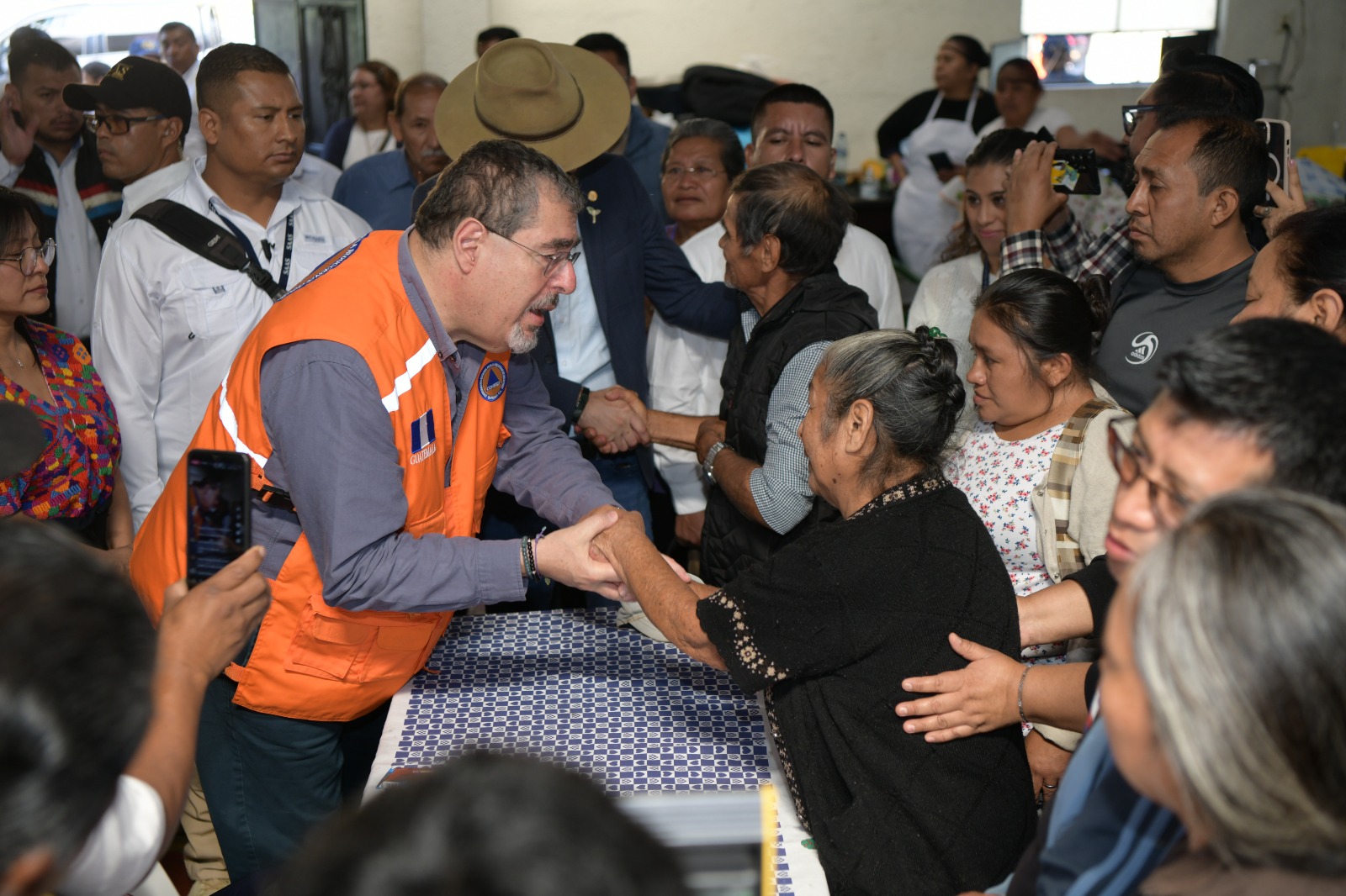Presidente Arévalo constata dolor que prevalece en albergue de Pastores
