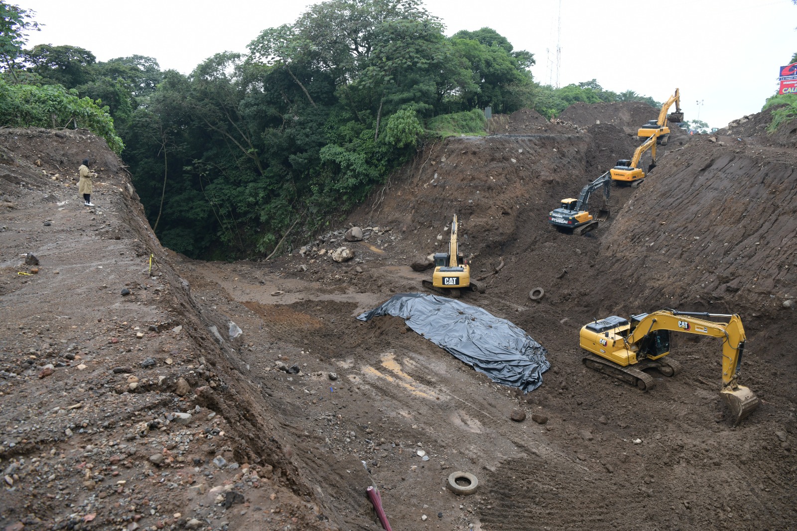 Trabajos de reparación en la autopista Palín-Escuintla. Personal ha logrado excavar 22 metros. /Foto: Bayron de la Cruz.