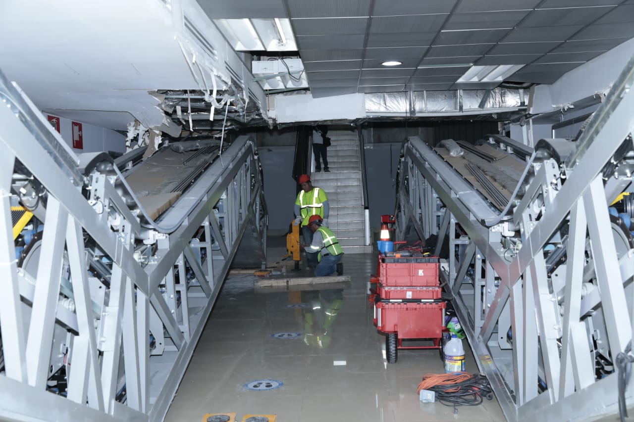 Retiran gradas del Aeropuerto Internacional La Aurora. / Foto: Daniel Ordoñez.