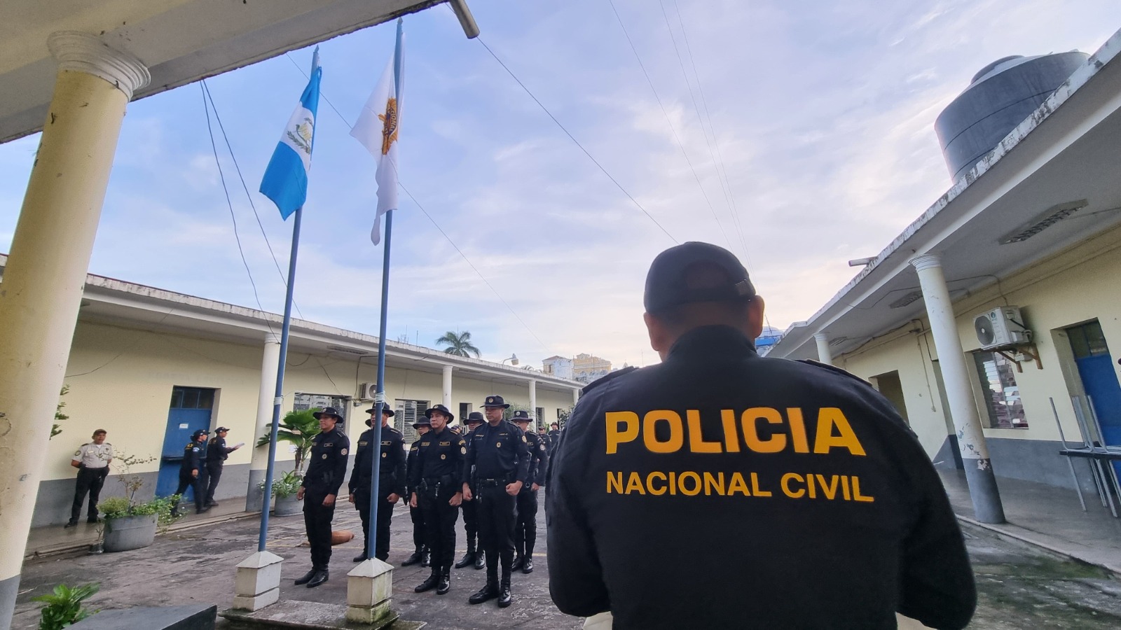 Altos mandos y agentes de la policía realizaron los honores a la bandera nacional. / Foto: PNC.