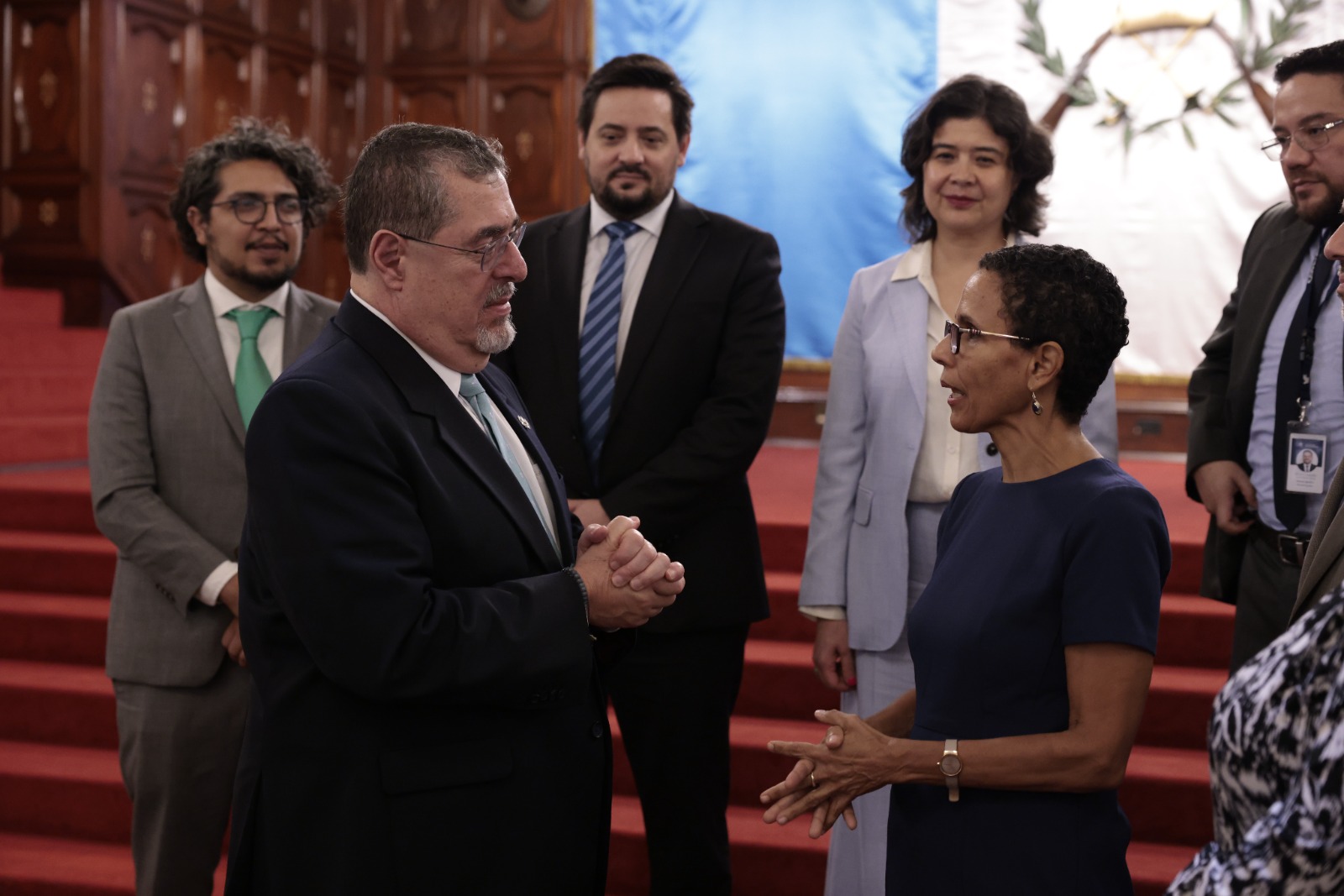 El presidente Arévalo saluda a la presidenta de la CIDH, Roberta Clarke. /Foto: Noé Pérez.