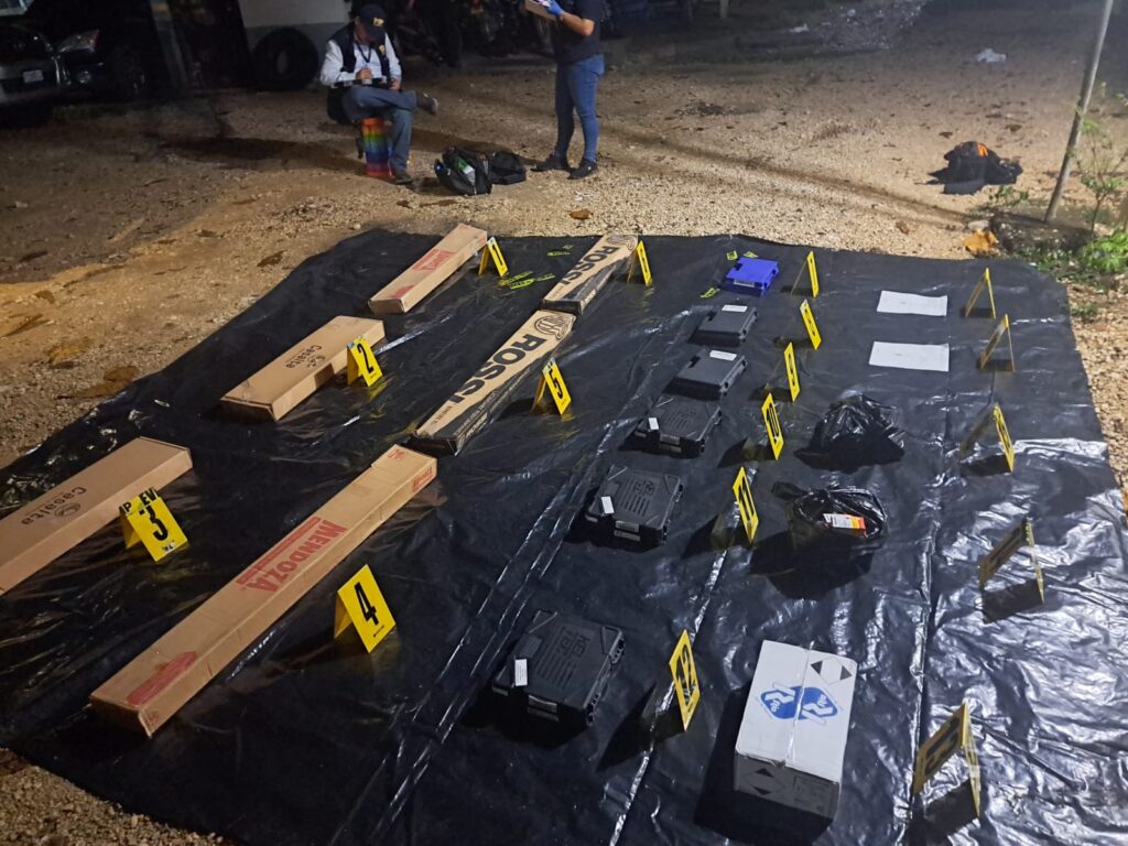 Incautan armas a mujeres en Petén. / Foto: PNC.