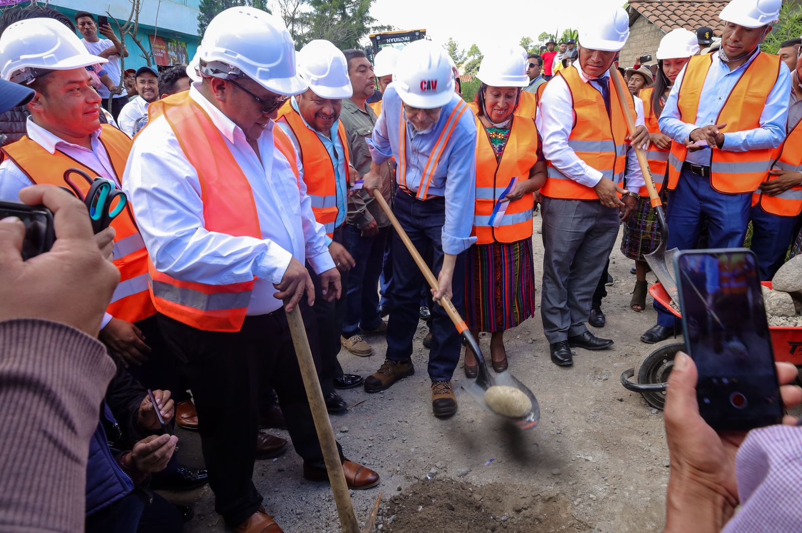 Empieza construcción de tramo carretero entre Quiché y Totonicapán