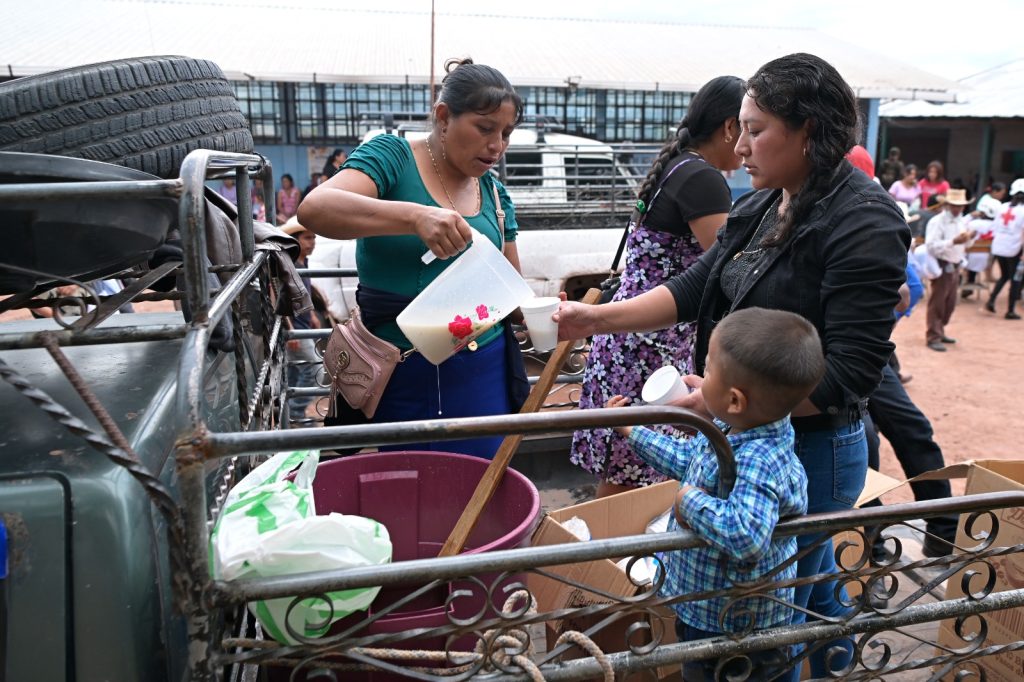 Las jornadas son largas para las huehuetecas que han decidido dar su granito de arena para ayudar a los refugiados. /Foto: Byron de la Cruz. 