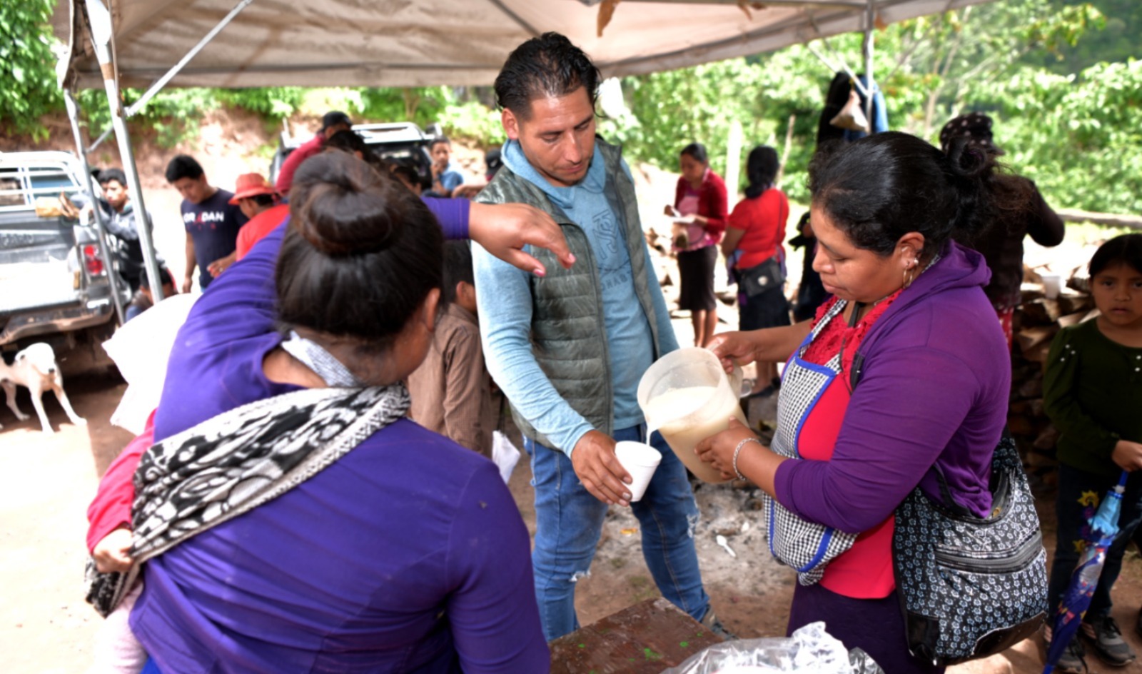 “Hoy es por ellos, mañana por nosotros”. Huehuetecas se unen para alimentar a mexicanos en Cuilco