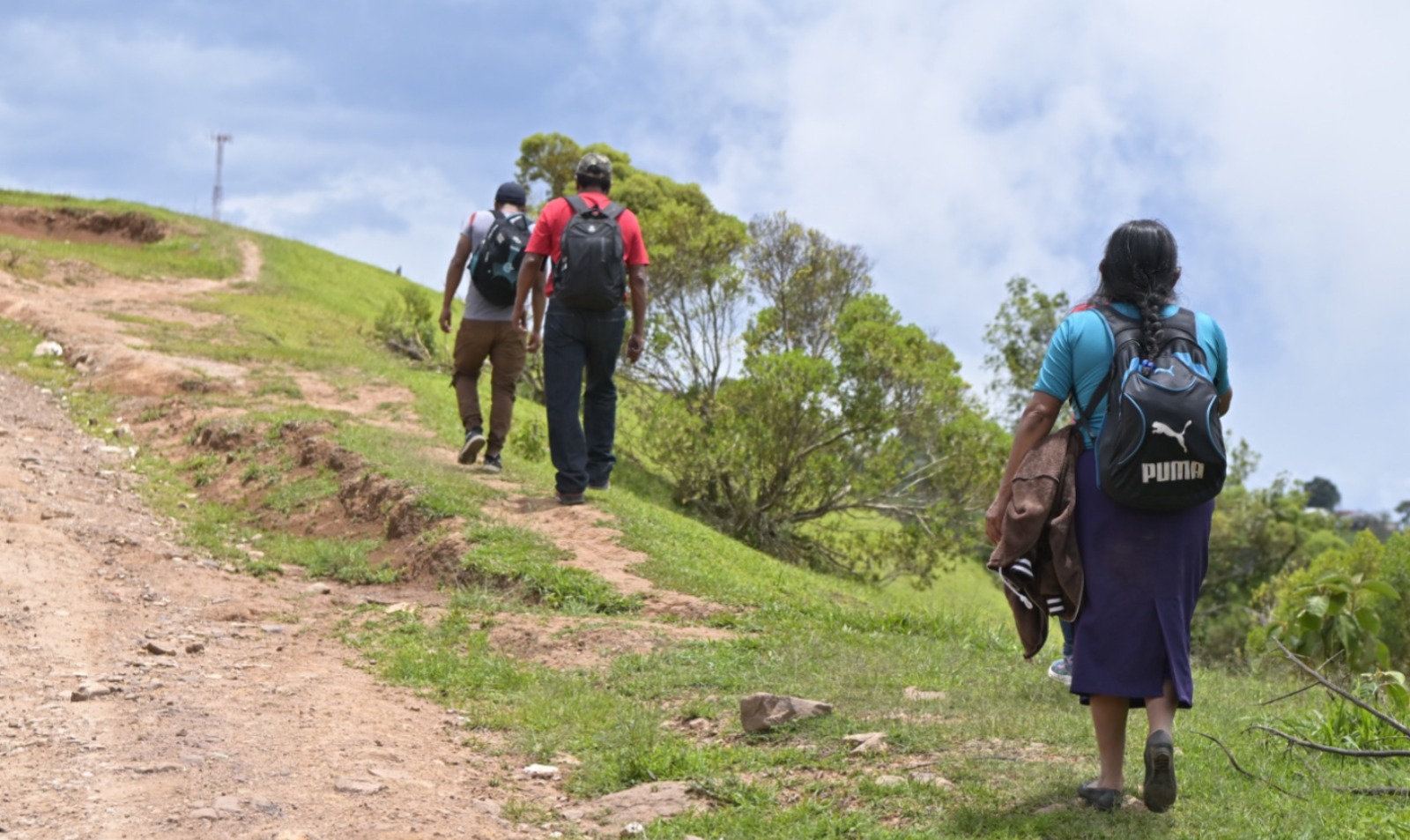 Familias mexicanas caminan en busca de refugio en comunidades guatemaltecas. /Foto: Byron de la Cruz.