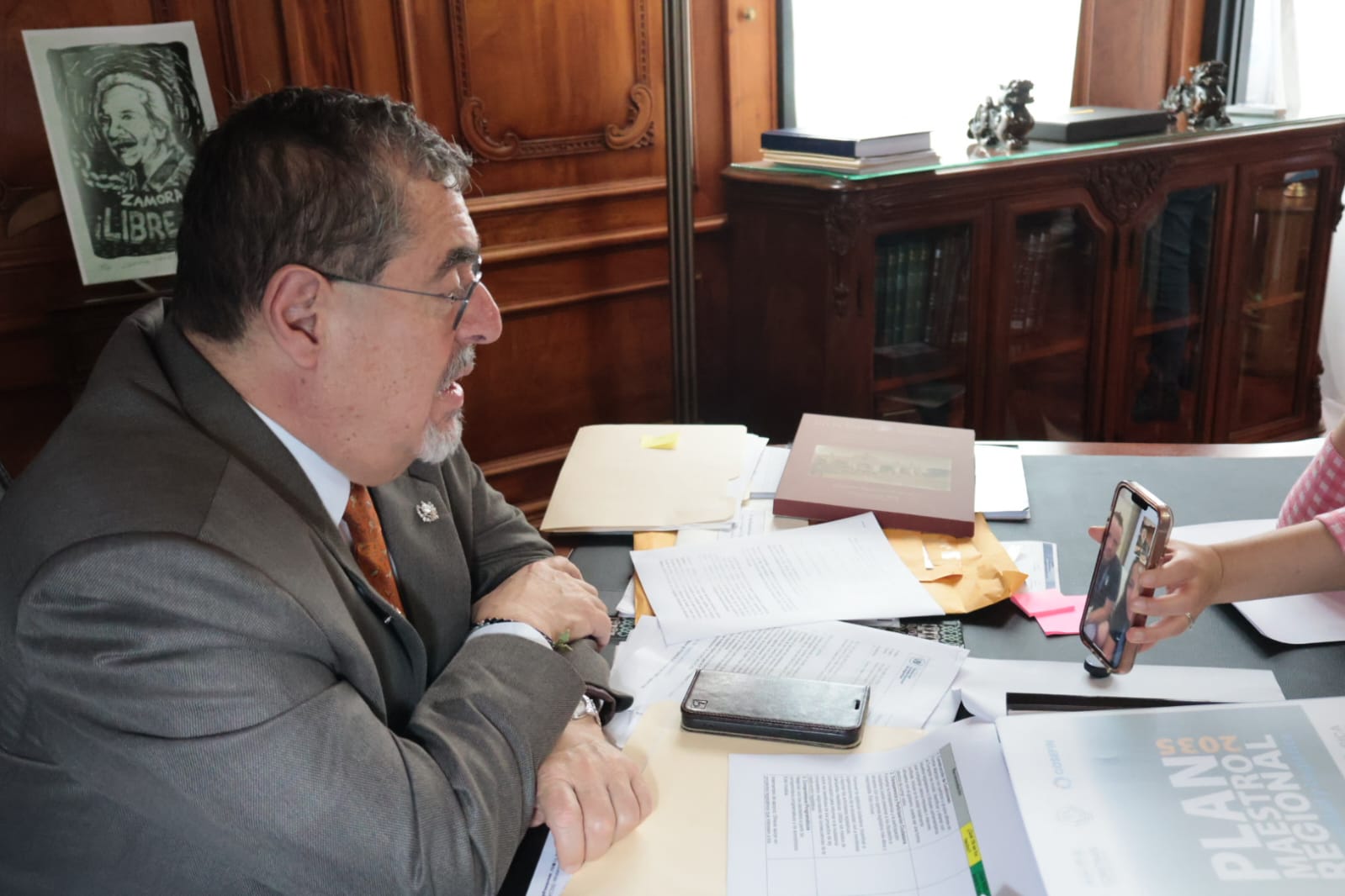 Presidente Arévalo, entre lágrimas, agradece a Adriana Ruano y Jean Pierre Brol por alegrar a Guatemala