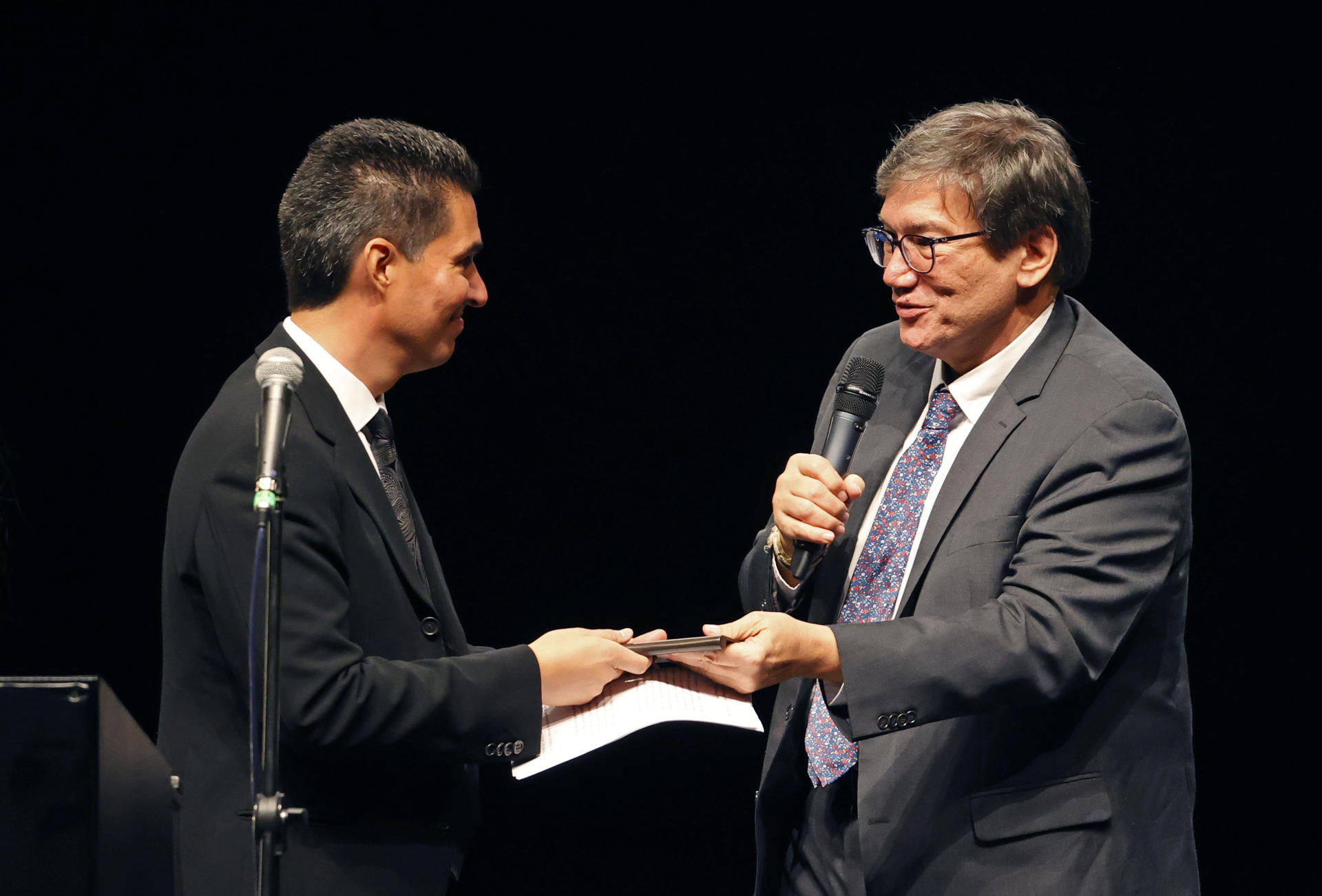 El Director general y cofundador de la Fundación Gabo, Jaime Abello Banfi (d), entrega el "Reconocimiento a la Excelencia" a José Carlos Zamora, hijo del periodista José Rubén Zamora Marroquín.