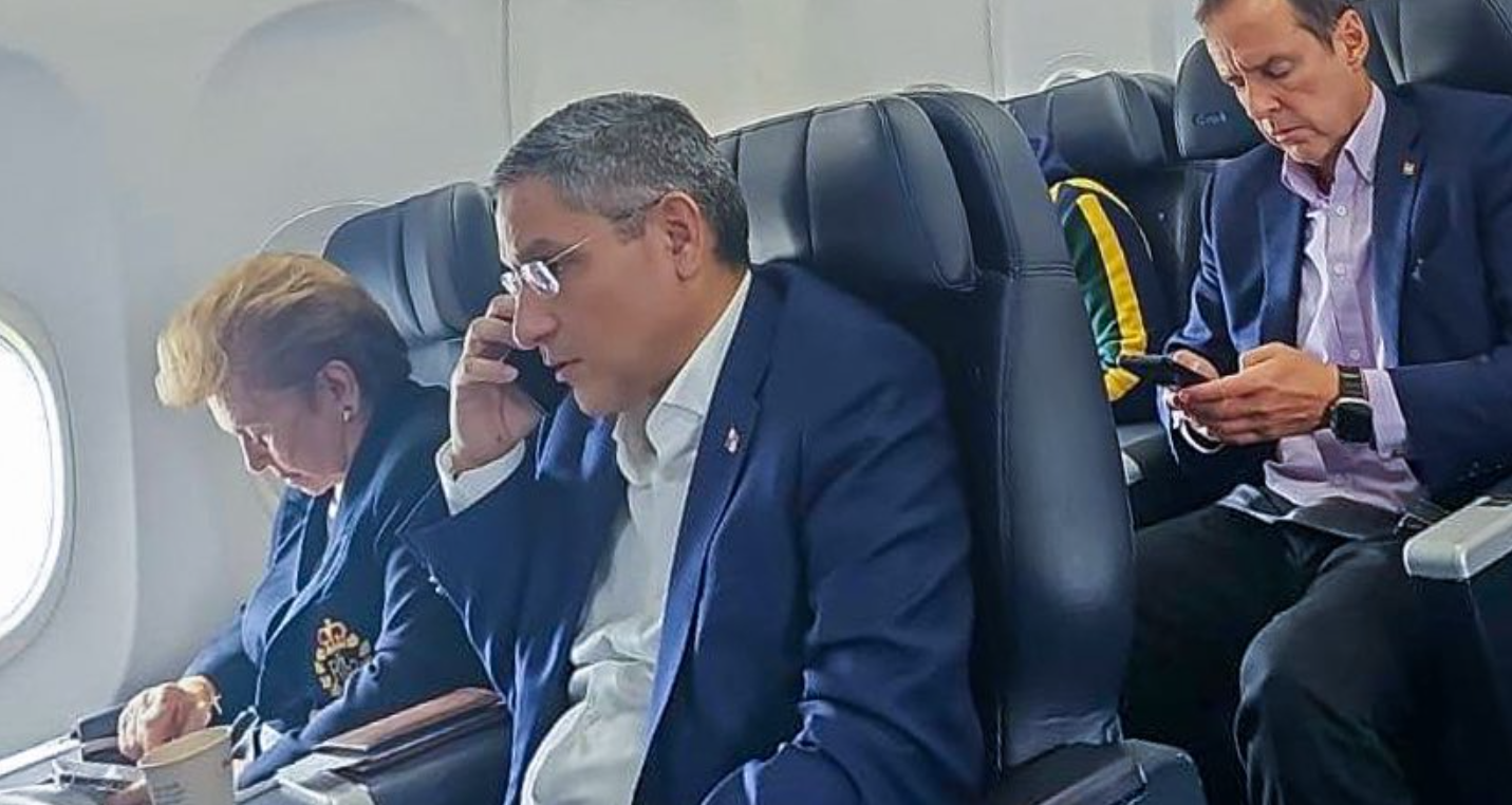 Mireya Moscoso, expresidenta de Panamá (izquierda); Jorge Quiroga, expresidente de Bolivia (derecha), y Eduardo Quiros, excandidato a presidente de Panamá (centro), entre los funcionarios que pretendían viajar a Venezuela. / Foto: Cuenta de X de la exvicepresidenta de Colombia Marta Lucía Ramírez (@mluciaramirez).