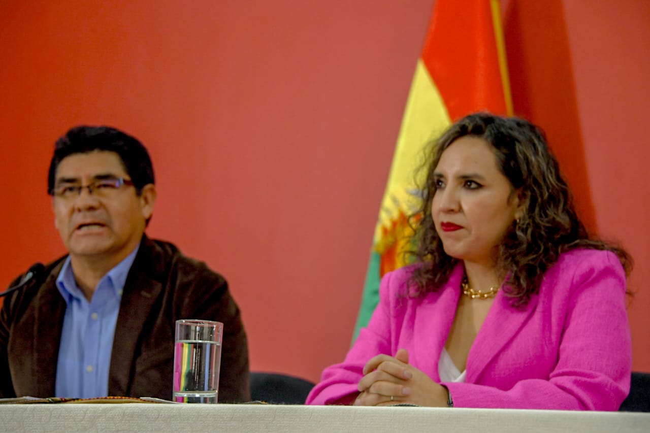 Ministros de Salud y Educación de Bolivia anunciando la ampliación de las vacaciones escolares. / Foto: Ministerio de Salud y Deportes de Bolivia.