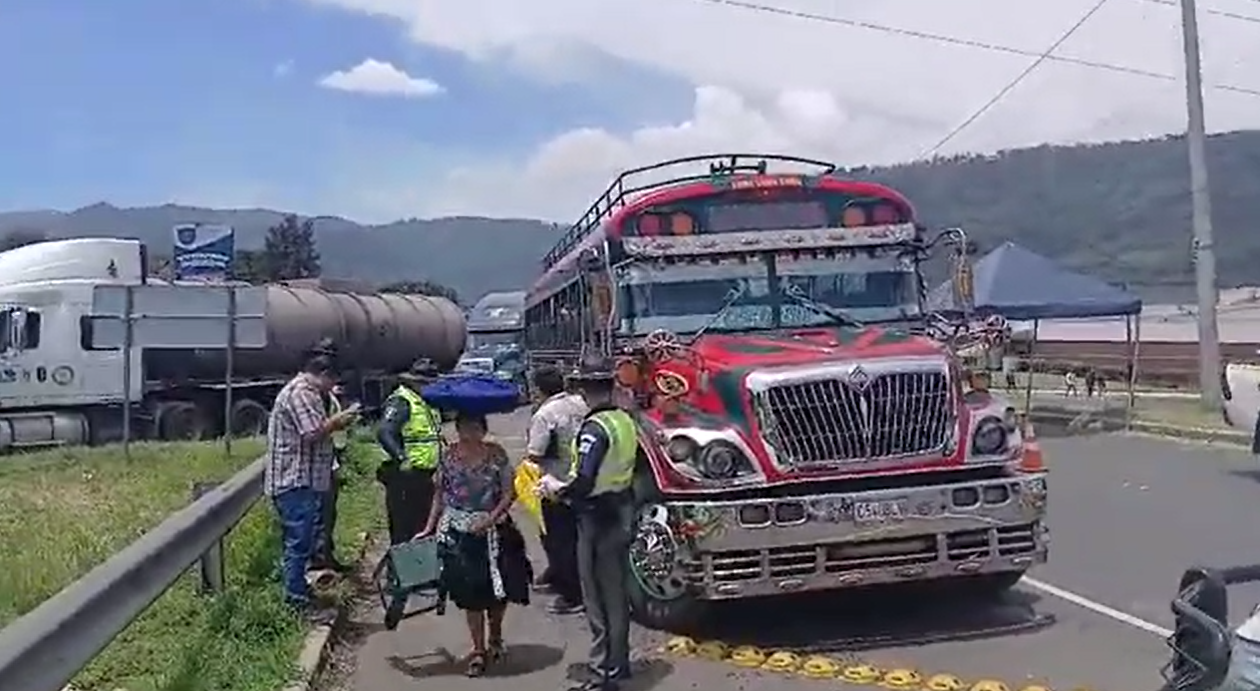 Bus extraurbano detenido por brigadistas de Provial. / Foto: Provial.