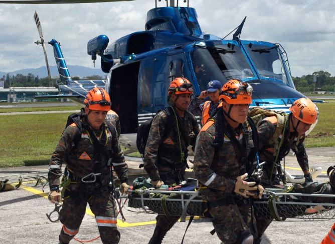 Ejército traslada cuerpos de víctimas de accidente aéreo