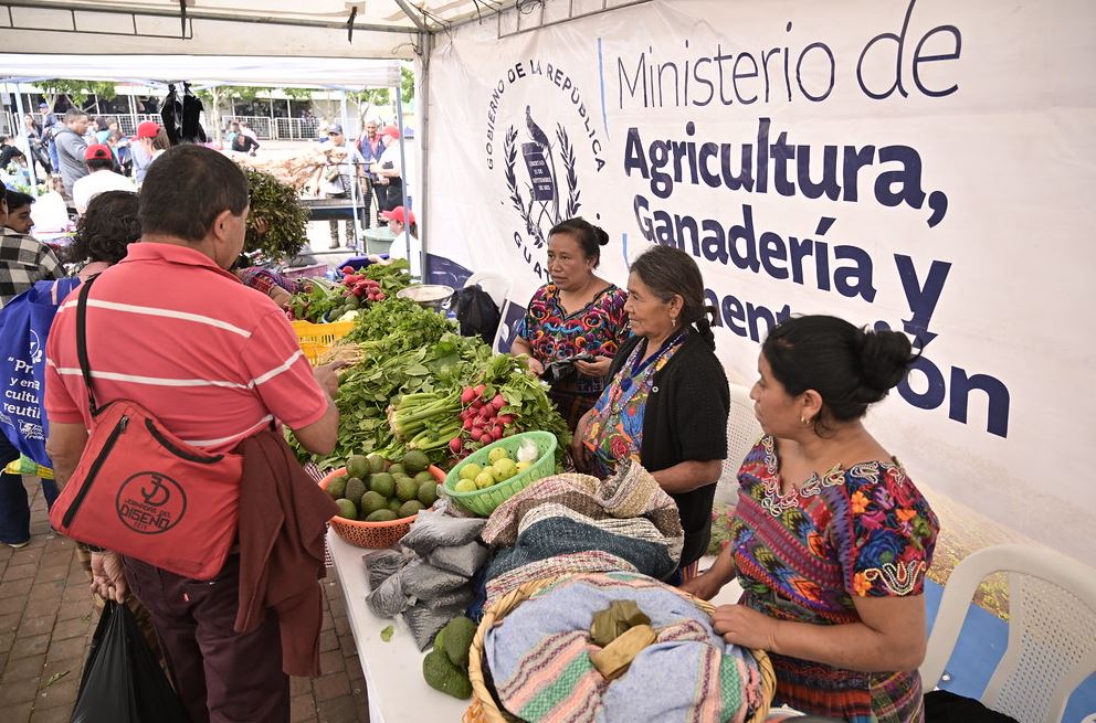 Seis departamentos se beneficiarán con la Feria del Agricultor este viernes