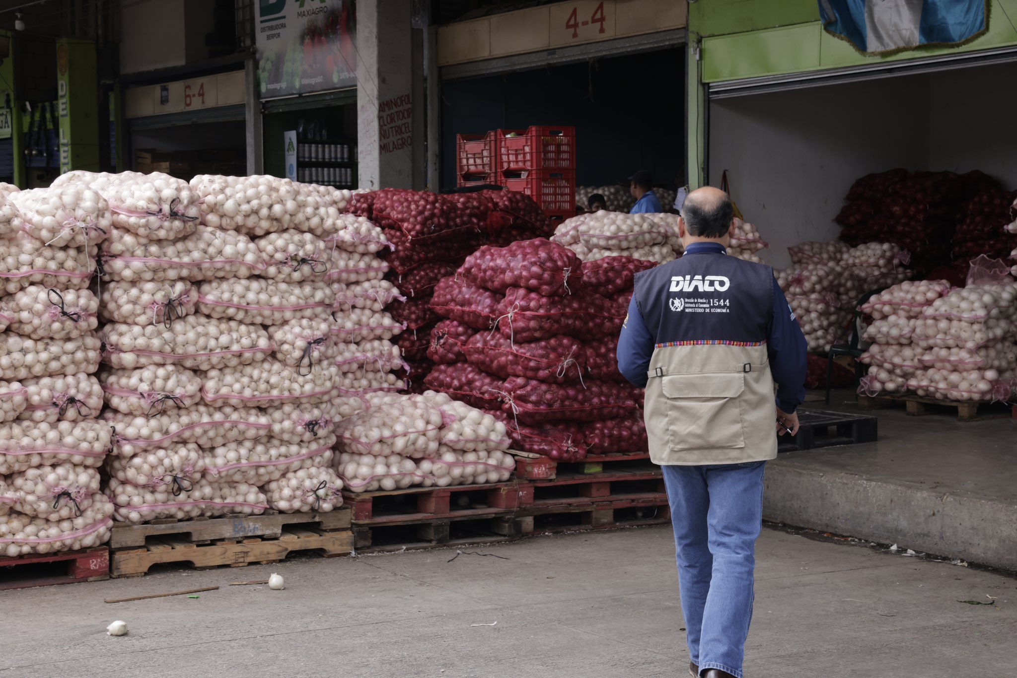 Personal de Diaco en inspección de precios en el Cenma. / Foto: Gobierno de Guatemala.