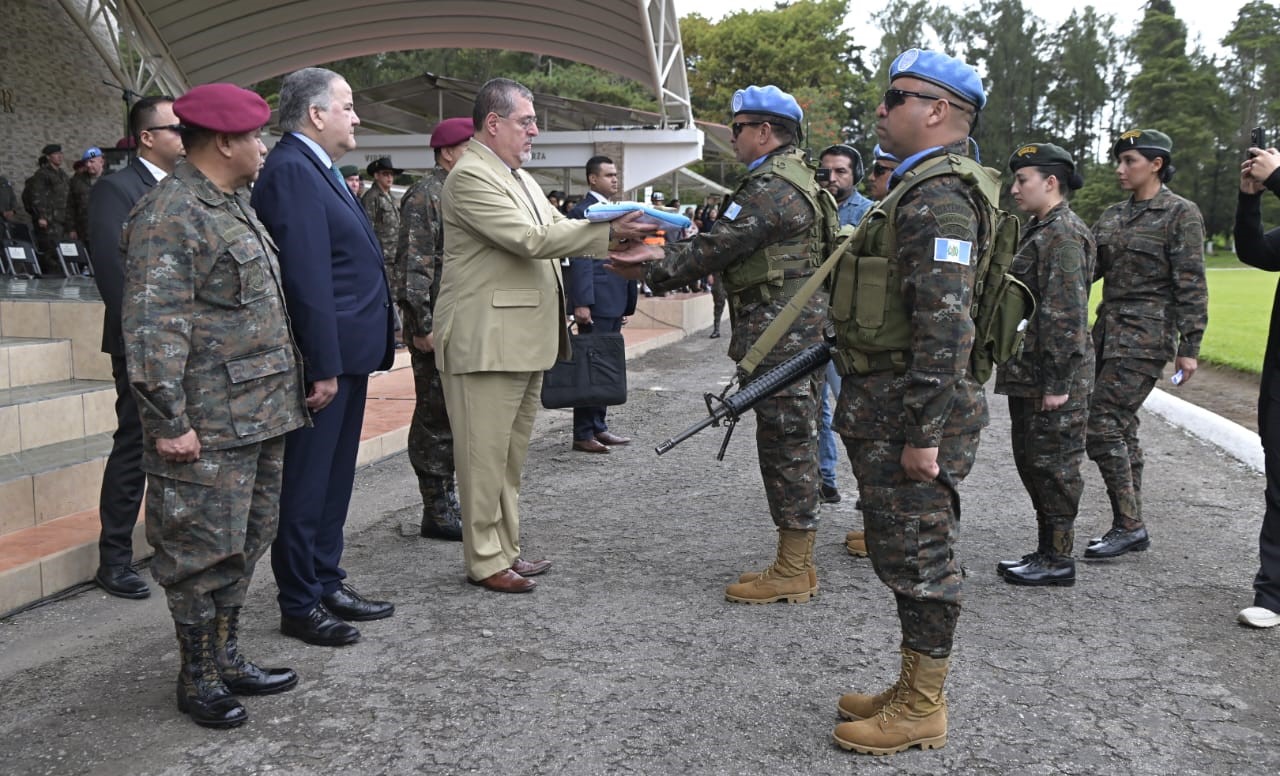 Presidente entrega bandera nacional al XXIV Contingente de Fuerzas Especiales a la República Democrática del Congo