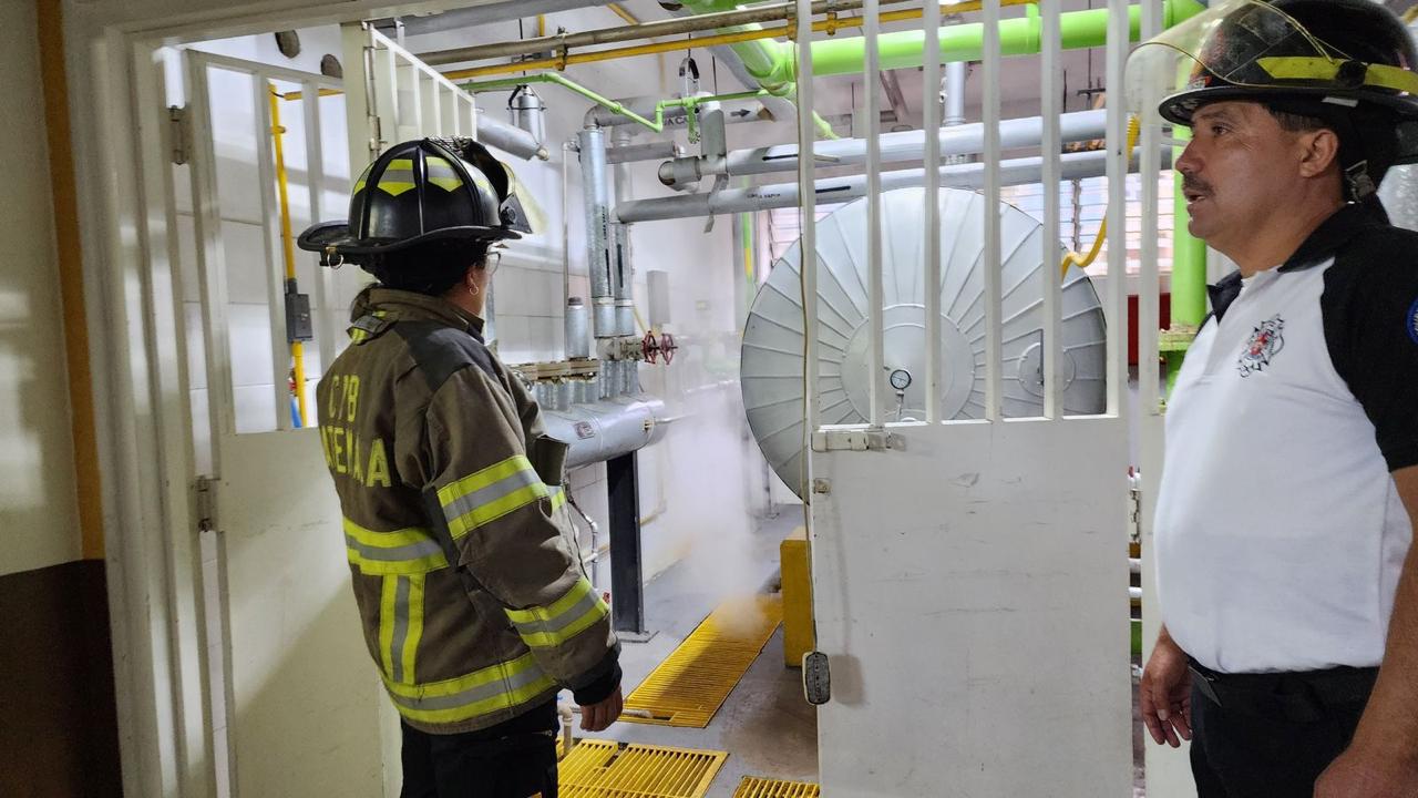 Una fuga de vapor provocó la evacuación de varias personas en un área del hospital Roosevelt.