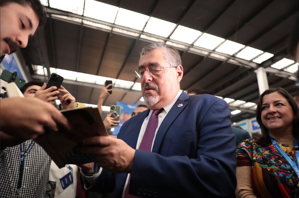 El presidente Arévalo enfatizó la importancia de aprovechar este último fin de semana de la feria, destacando la riqueza cultural y educativa. / Foto: Daniel Ordóñez.
