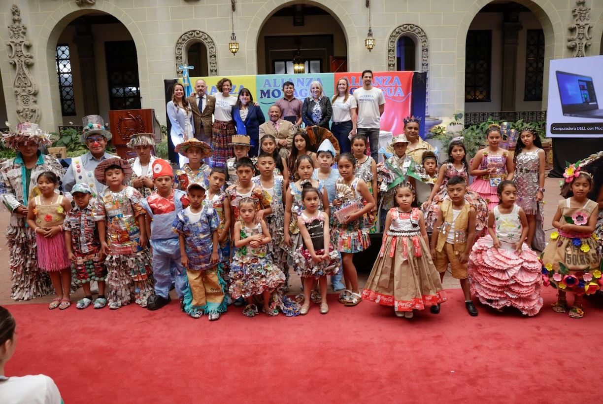Reciclaje con estilo, estudiantes realizan pasarela de moda sostenible
