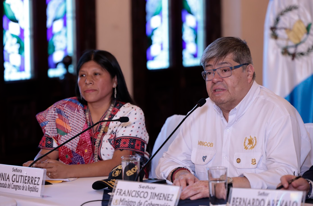 Ministro Jiménez en firma del acuerdo para fortalecer la Demi. / Foto: Noé Pérez.
