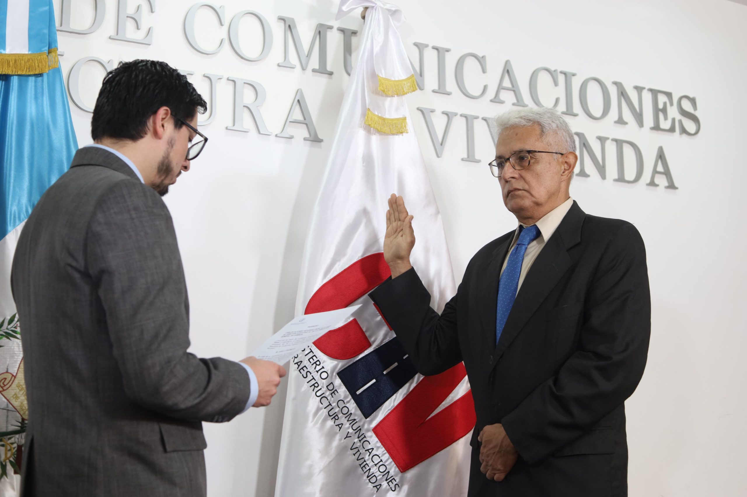 Ministro de Comunicaciones nombra a Carlos Alfonso Asturias Ortiz como nuevo director general de Caminos.