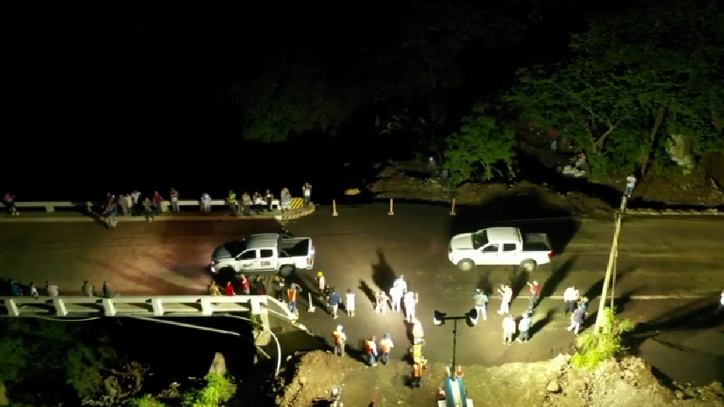 El paso por el puente El Colorado, frontera con El Salvador, fue habilitado en menos de 48 horas. Foto: CIV.