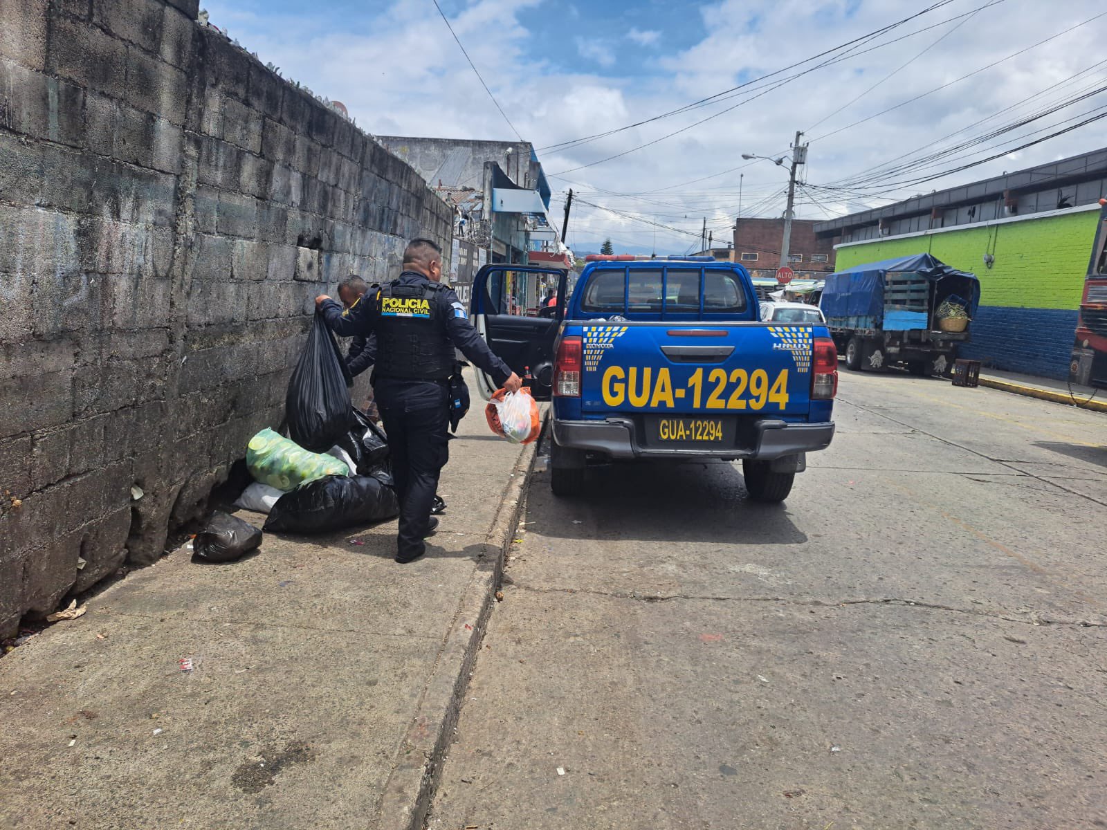 Agentes de la PNC recibirán sanciones por depositar basura en la vía pública