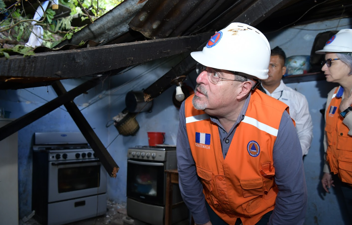 Presidente Arévalo en vivienda afectada por el derrumbe. / Foto: Byron de la Cruz.