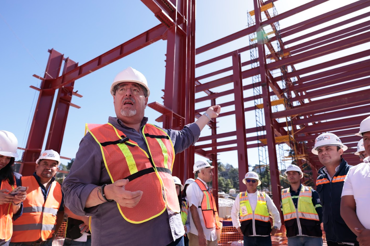 Presidente Bernardo Arévalo en obra en construcción del hospital de Sololá. / Foto: Noé Pérez.