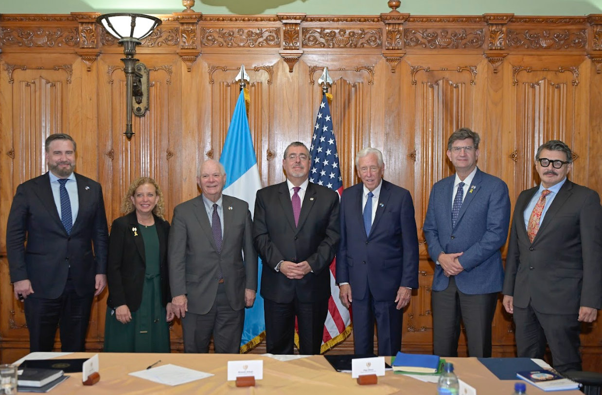 Presidente Arévalo con la delegación de senadores de Estados Unidos. / Foto: Byron de la Cruz.