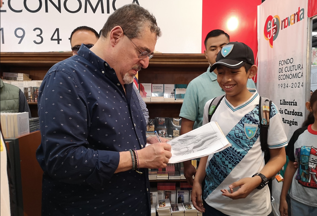 Presidente Arévalo visita Filgua 2024 y comparte con niños lectores