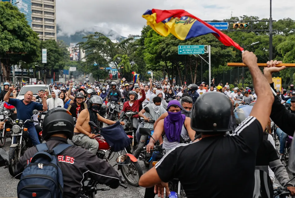 Manifestantes y fuerzas policiales enfrentadas en Venezuela. / Foto: EFE.