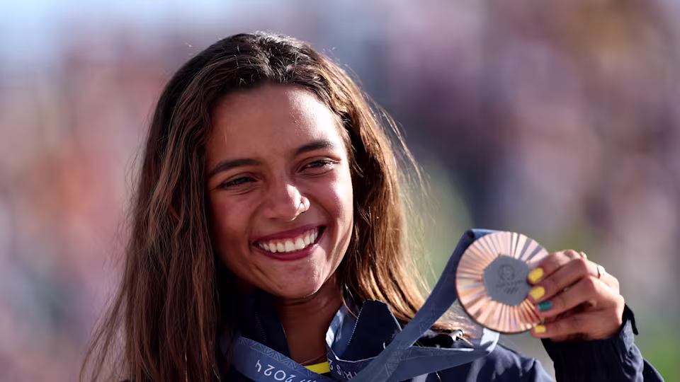 Rayssa Leal, de 16 años, logra el bronce y hace historia de juventud en Juegos Olímpicos