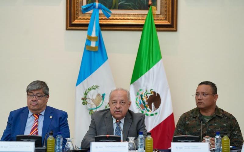 De izquierda a derecha, ministros de Gobernación, Relaciones Exteriores y Defensa Nacional, de Guatemala, en reunión con México. / Foto: Minex.