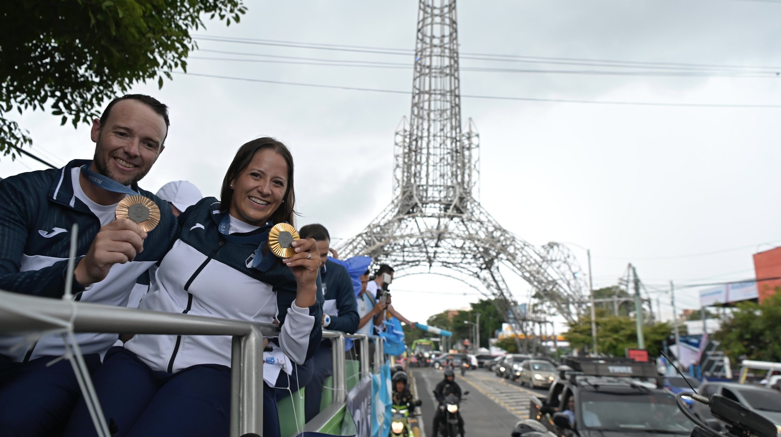Atletas guatemaltecos ovacionados en su regreso a su tierra natal