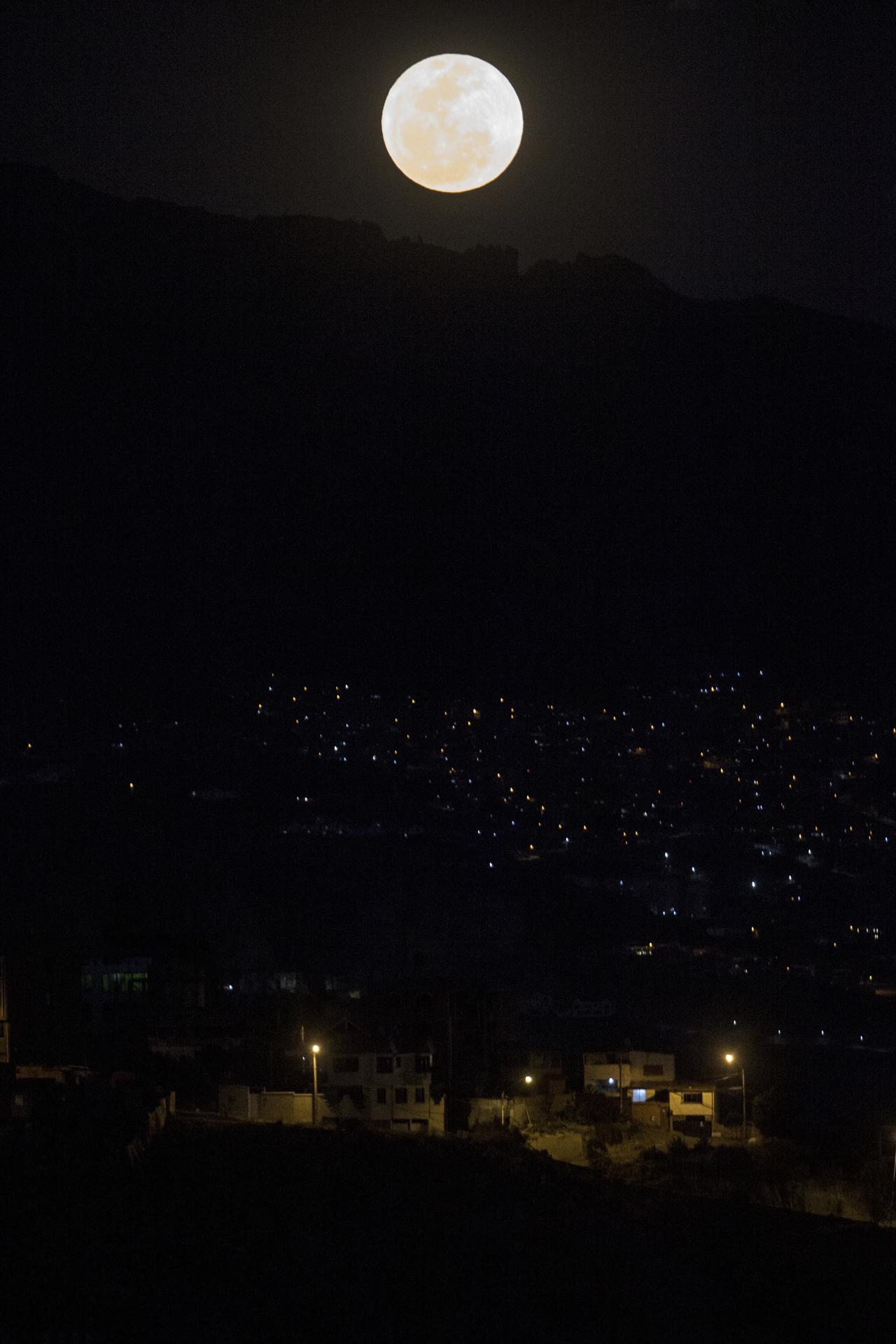Luna llena desde La Paz, Bolivia. / Foto: EFE.