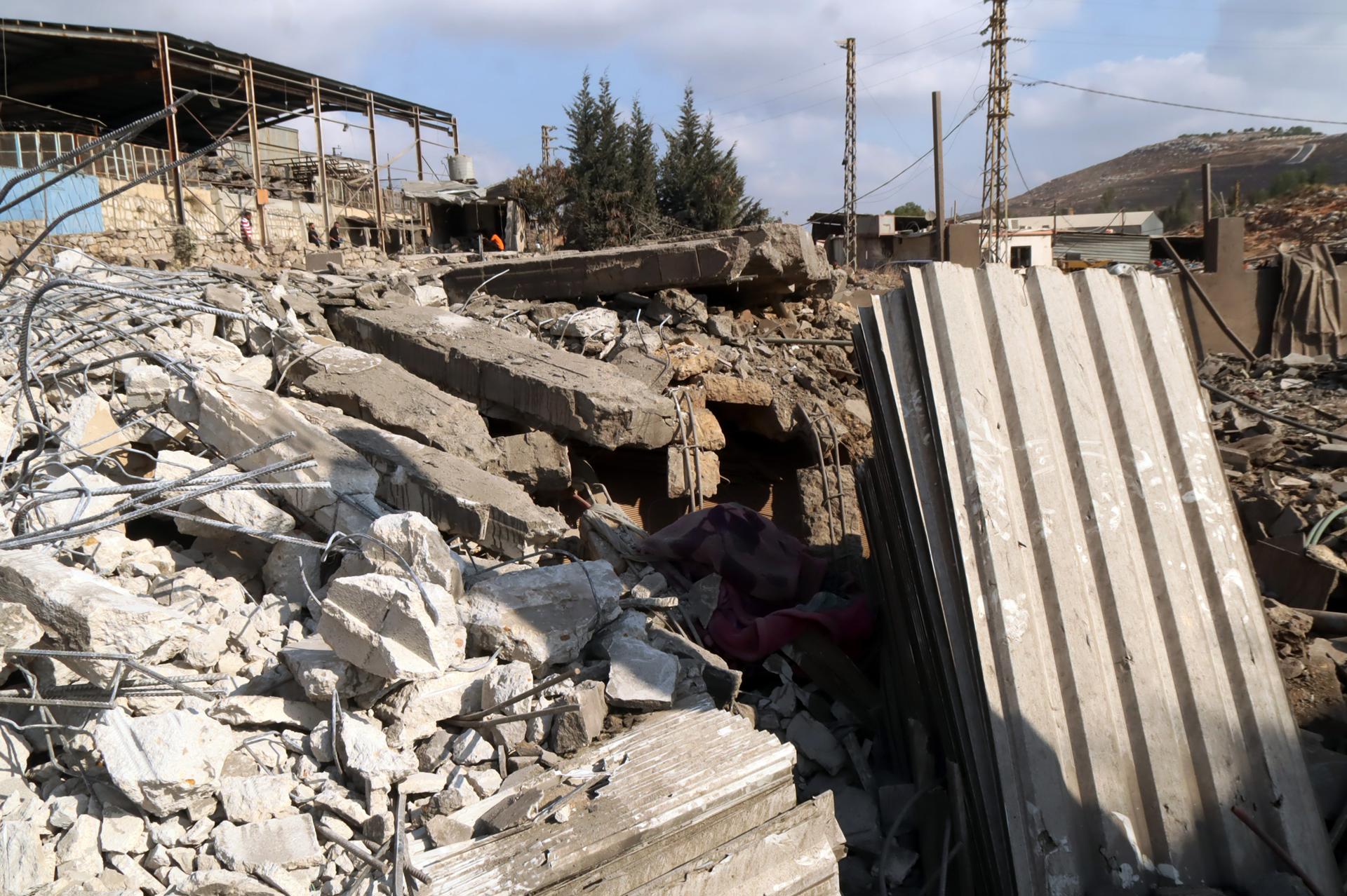 Escombros en una zona industrial alcanzada por un ataque aéreo en Wadi Al Kfour, provincia de Nabatieh, sur del Líbano, el 17 de agosto de 2000. / Foto: Archivo de EFE.